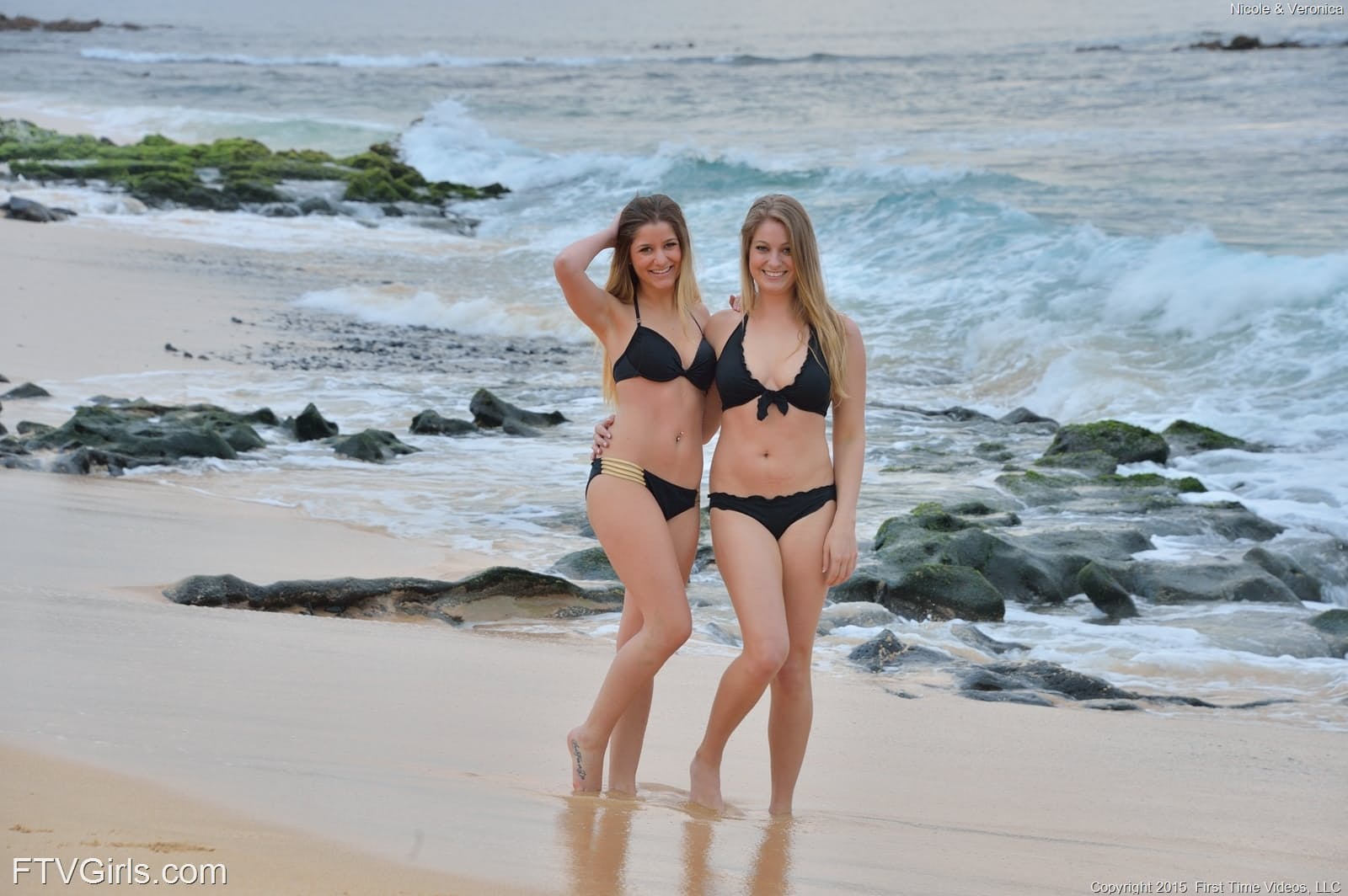 Hai cô gái xinh đẹp Nicole và Veronica âu yếm, khoe dáng và cởi đồ trên bãi biển